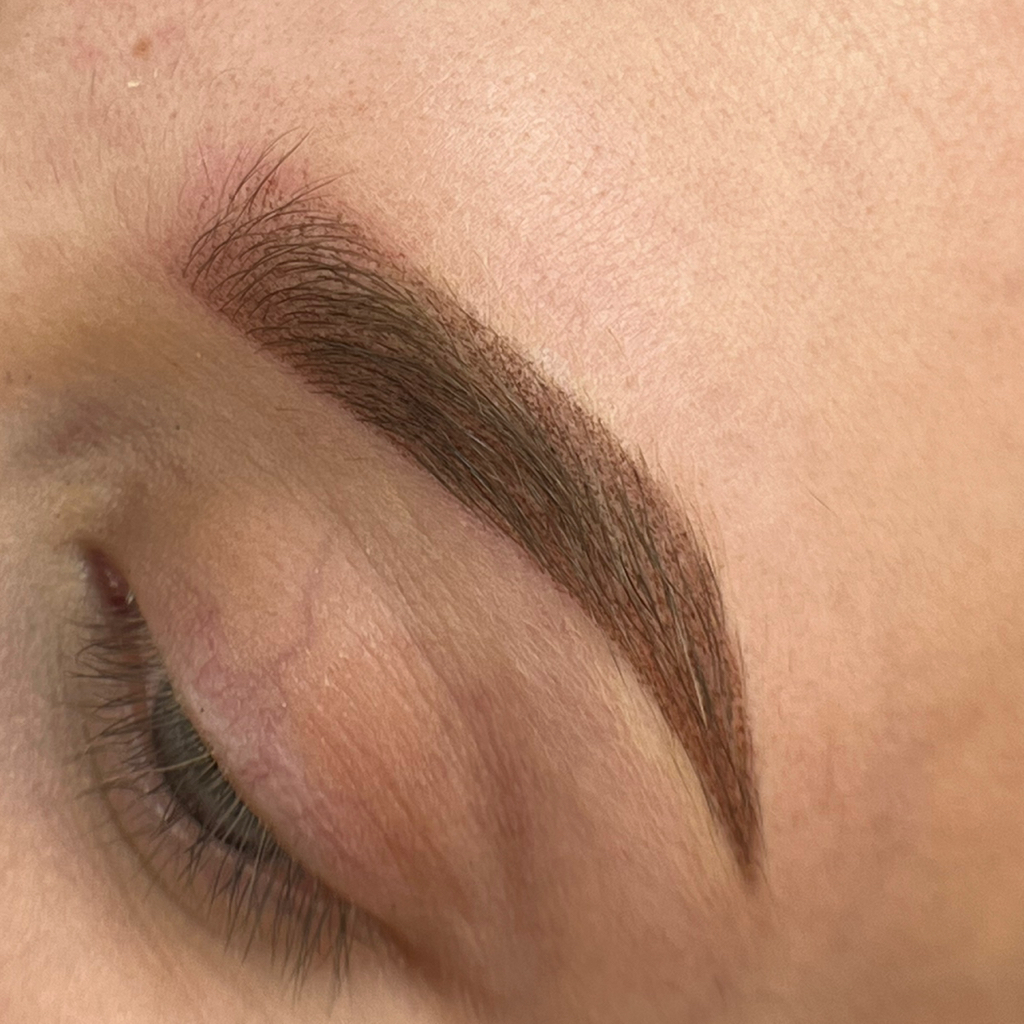 Коррекция пудровых бровей через 1-2 месяца после первичной процедуры