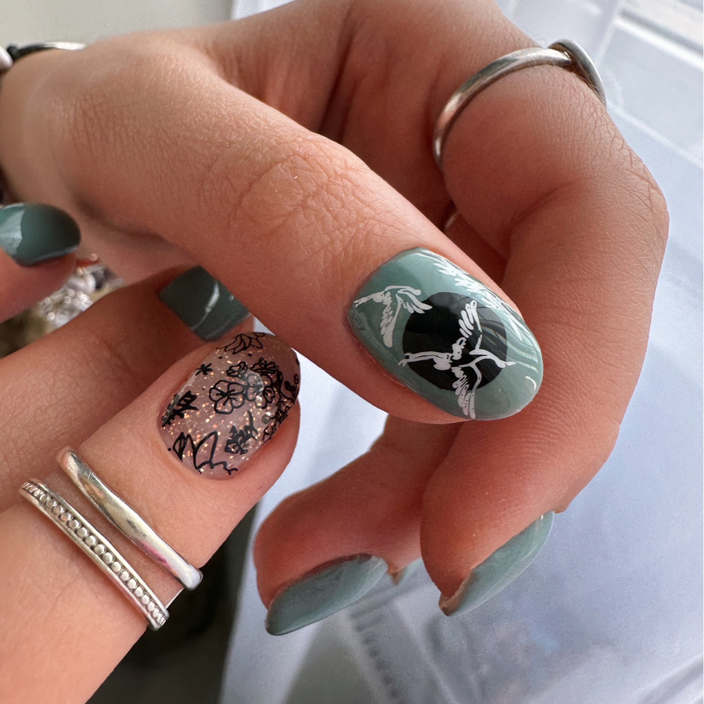 «Однотон» + дизайн более 2 пальчиков ( втирка, рисунки, стемпинг,наклейки)