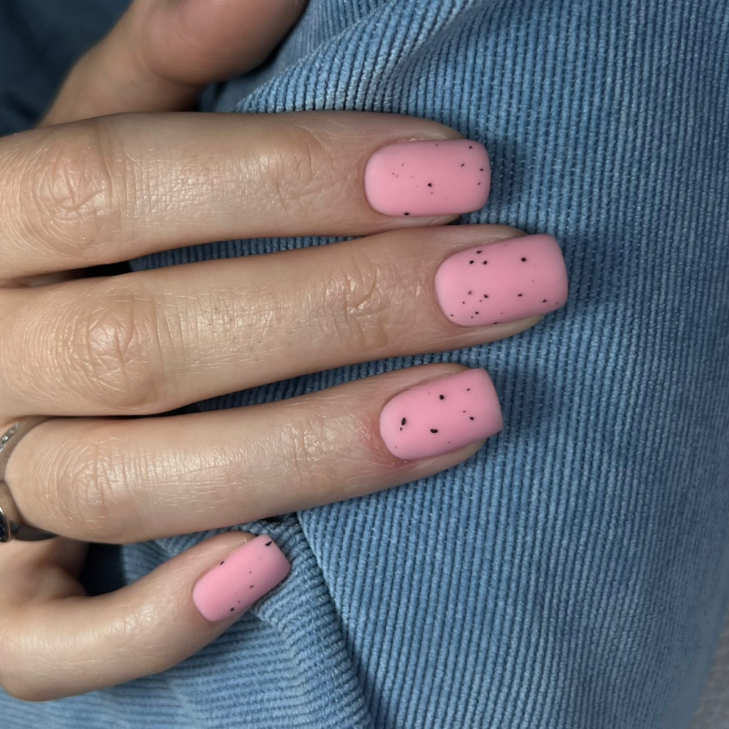 Маникюр и покрытие нюд