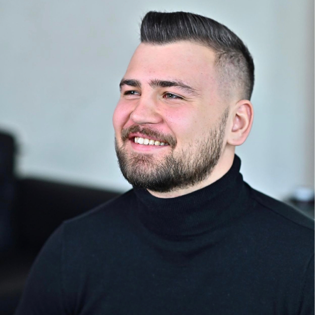 Мужская стрижка  ⠀  В услугу включены: Подбор формы стрижки. Мытье головы. Стрижка. Укладка. Подбор средств для домашнего ухода. 45-60 мин.