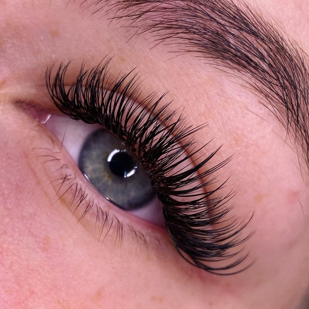 Наращивание ресниц 4D