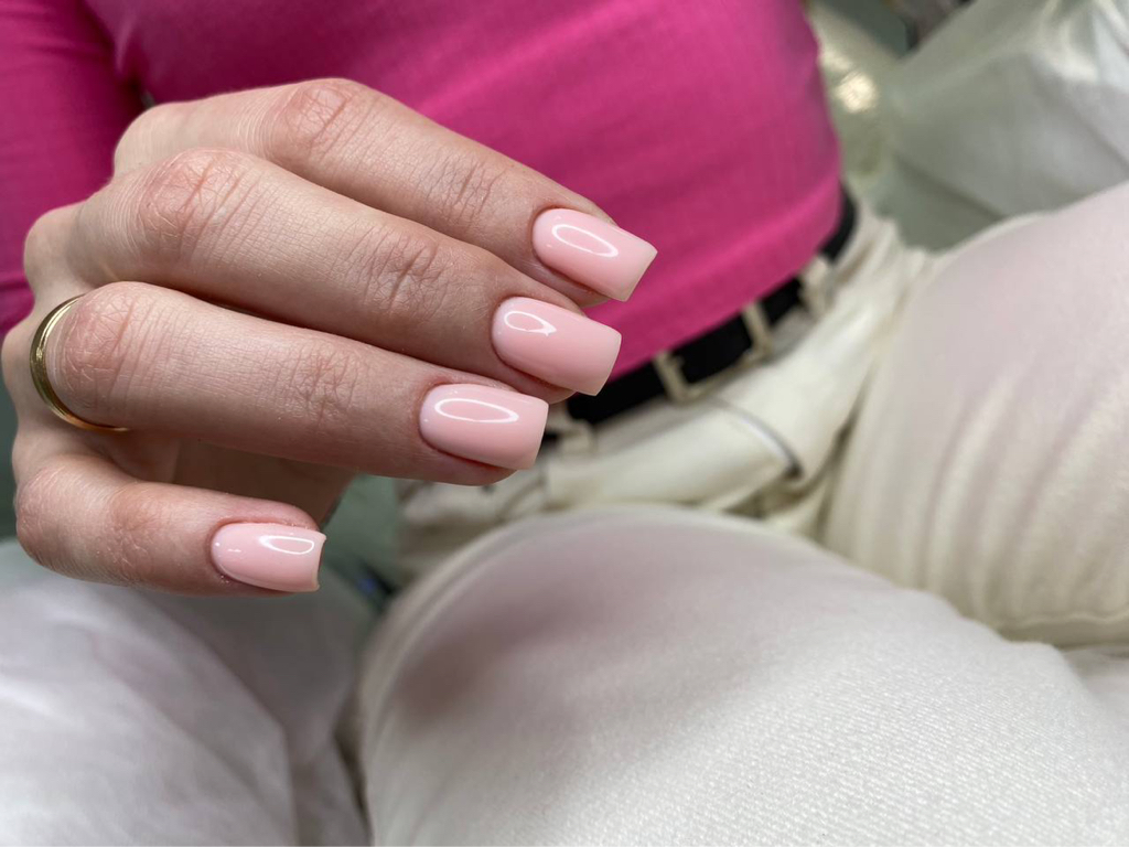 Маникюр с покрытием гель-лак (камуфлирующая база)