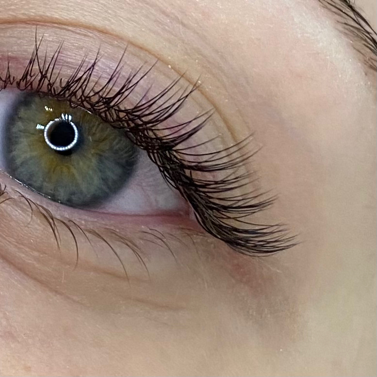 Наращивание ресниц классического объема