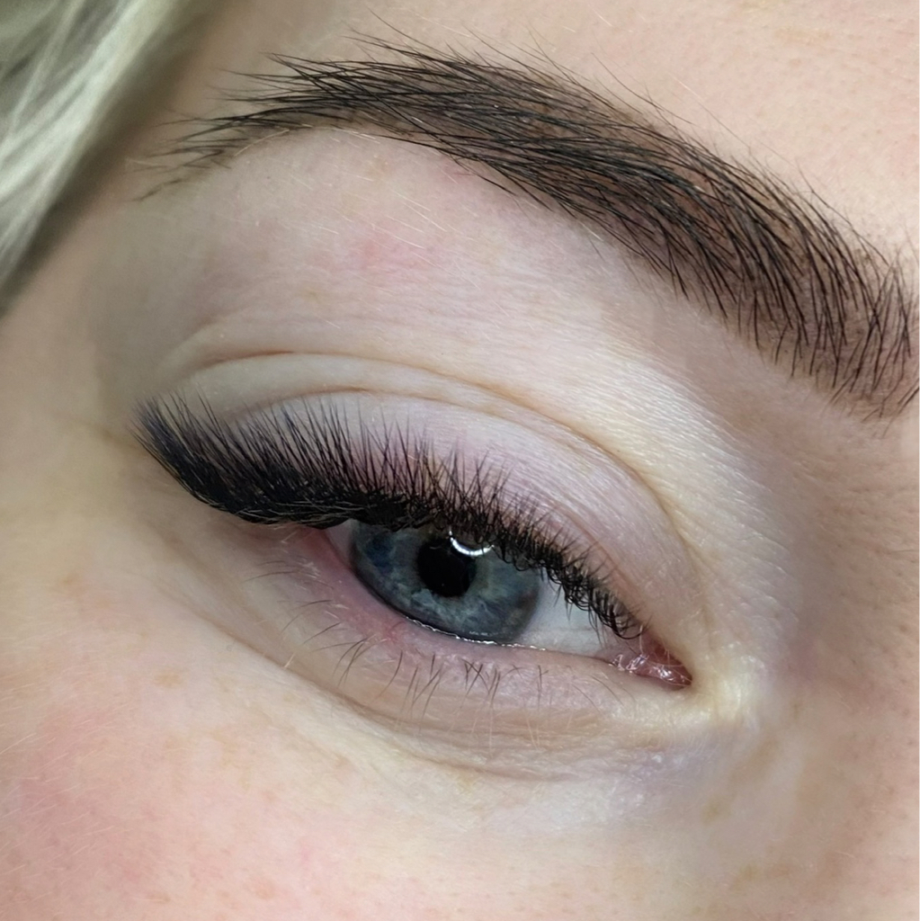 Наращивание ресниц 2-3D объема