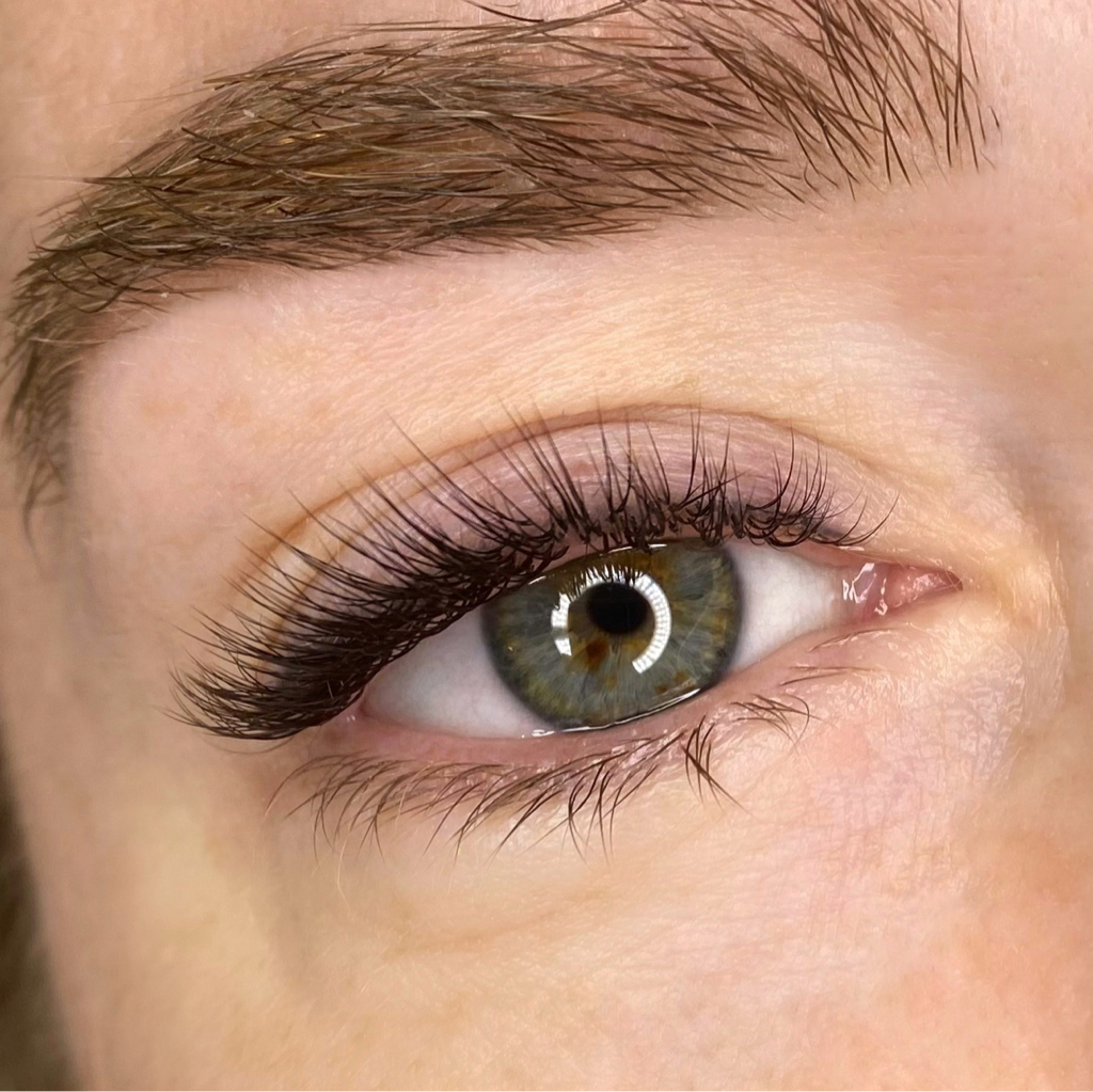 Коррекция ресниц классического объема