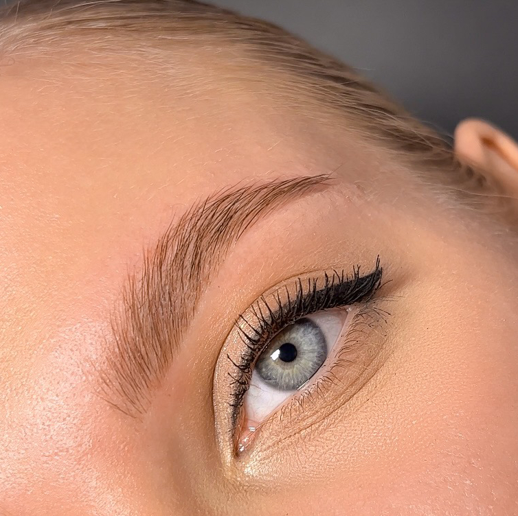 Долговременная укладка + окрашивание + коррекция бровей