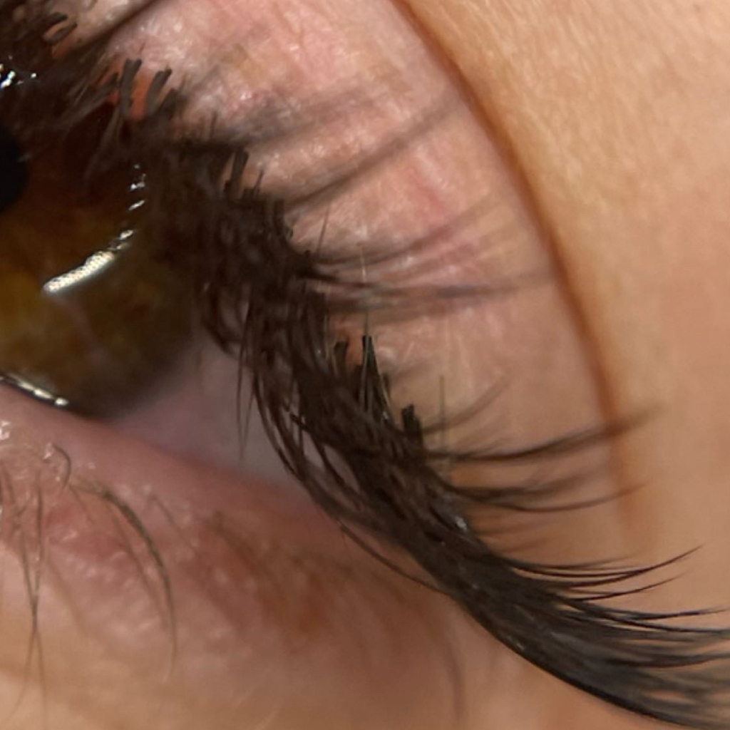 Коррекция наращивания ресниц