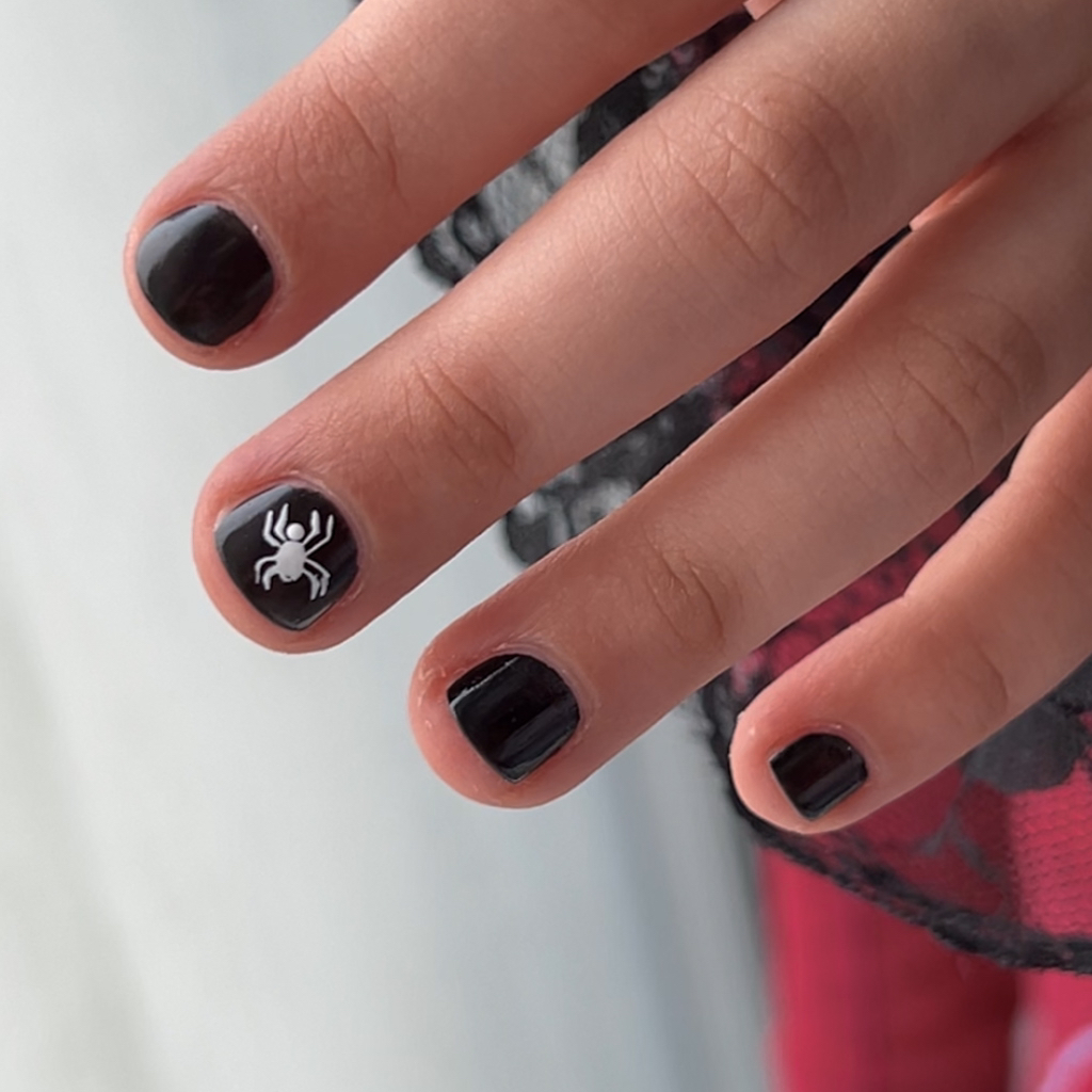 Детский маникюр с покрытием лаком