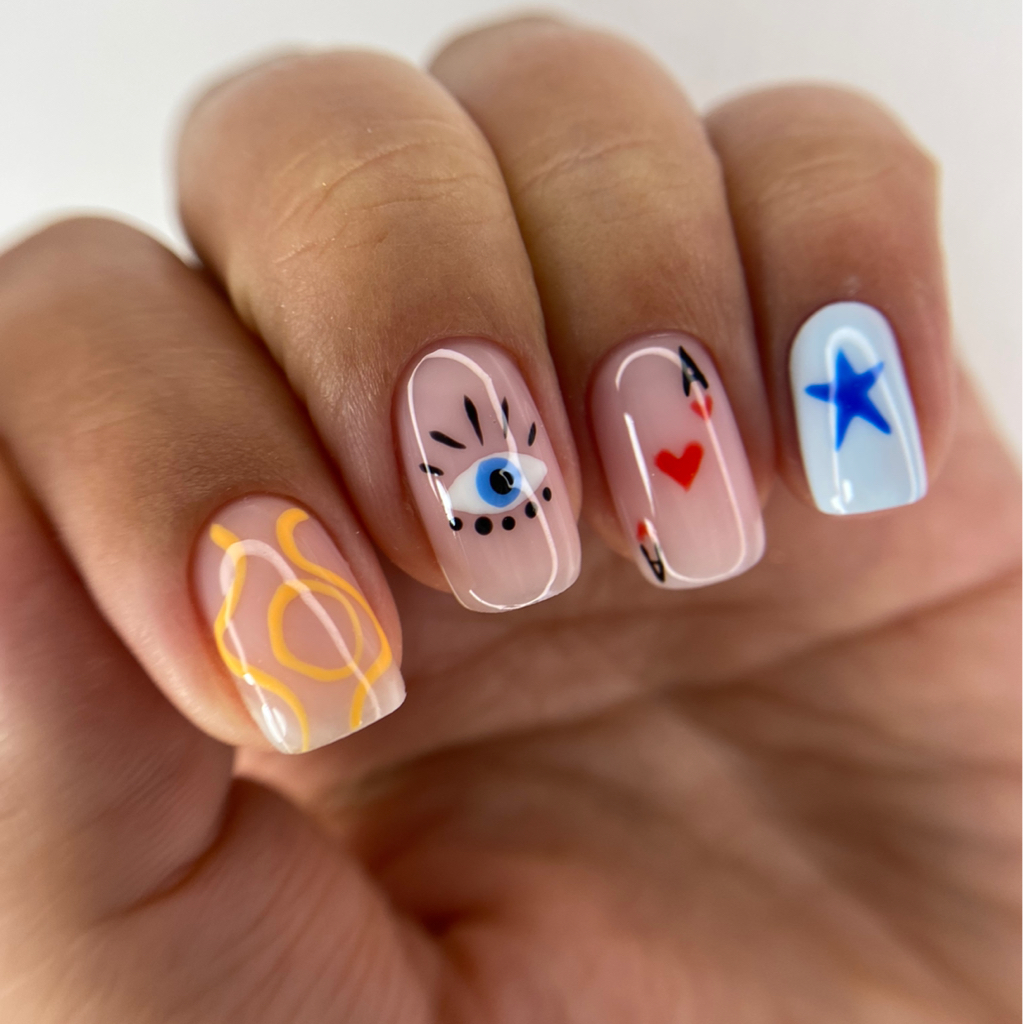 Manicura con refuerzo y diseño en las uñas (cortos)
