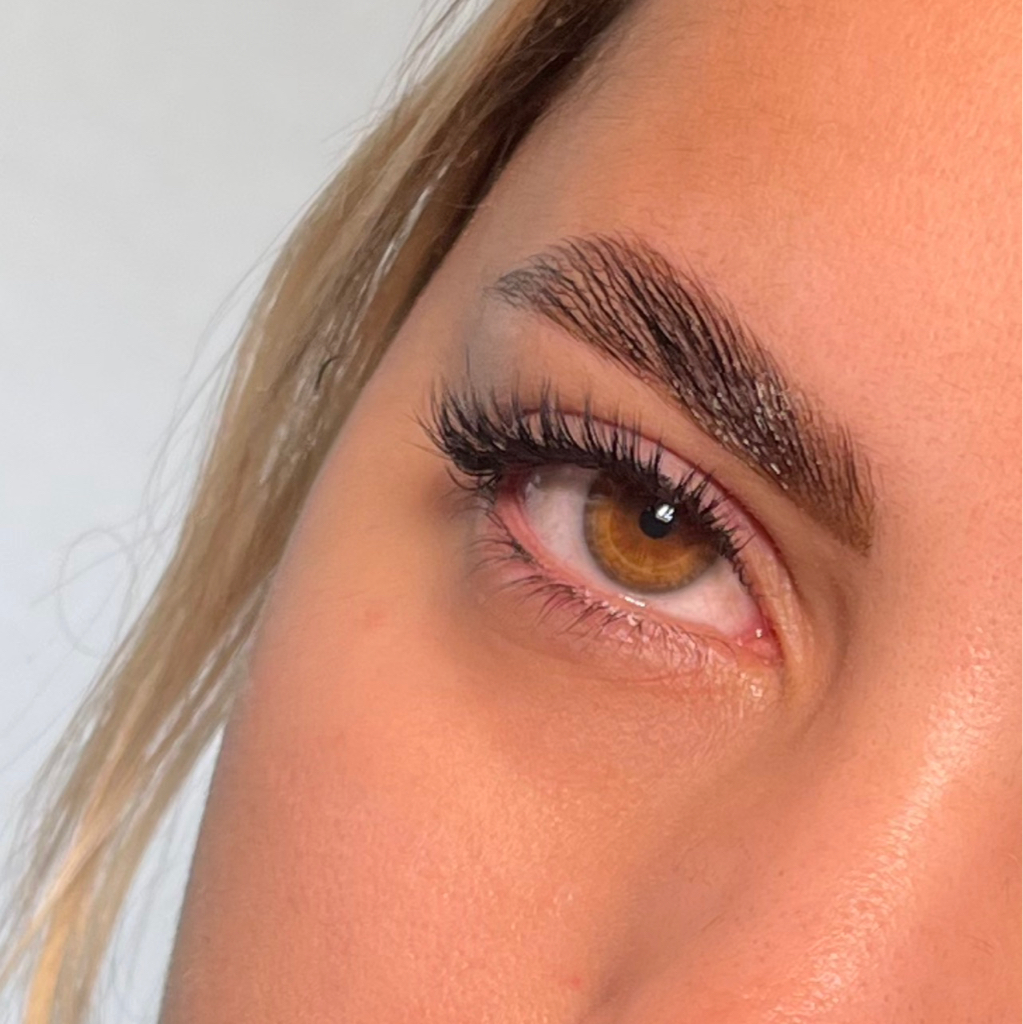 Laminado de cejas (con depilación y tinte)