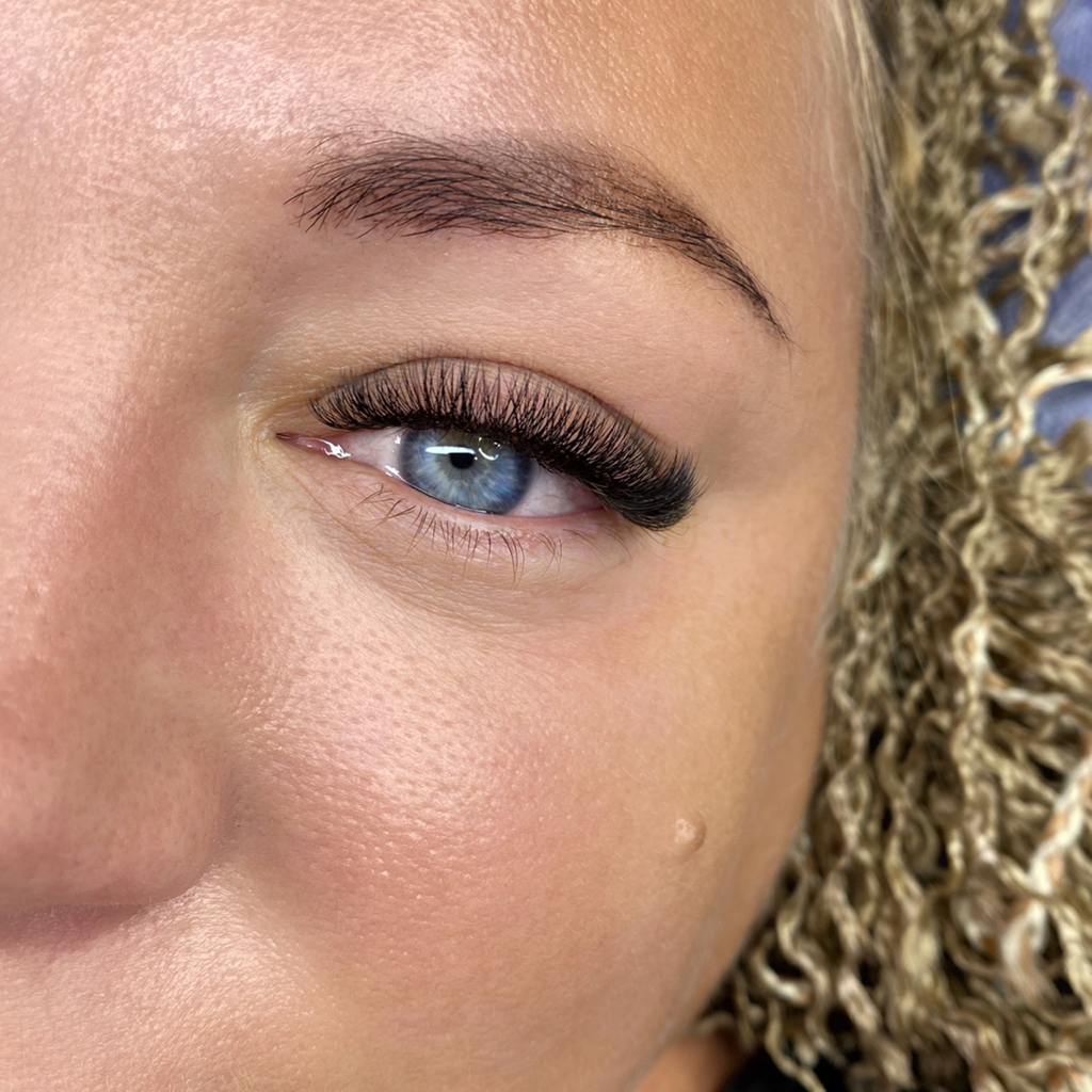 Наращивание ресниц 4Д