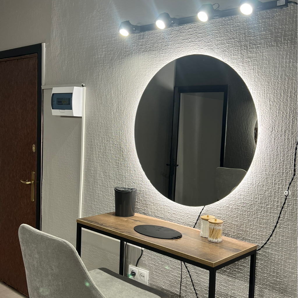 Место №1 (возле коричневой двери)