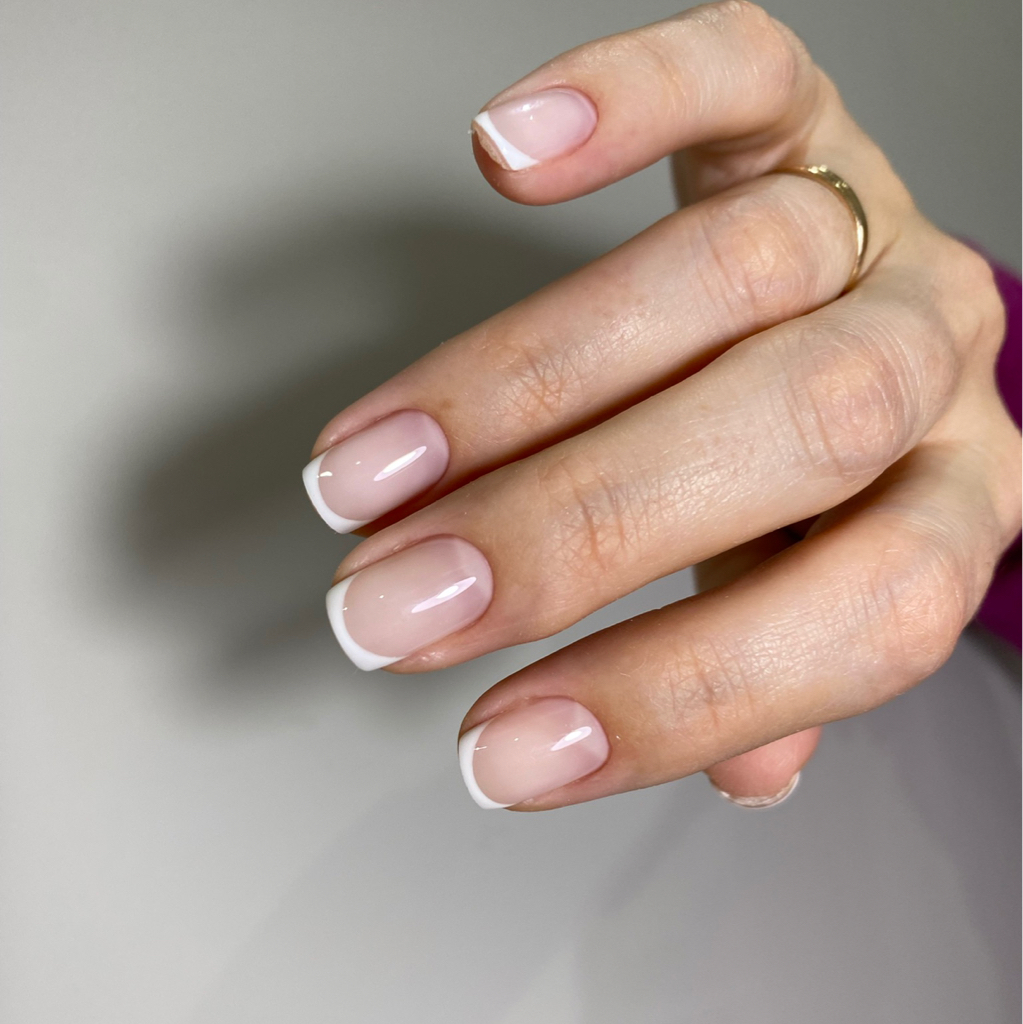 Дизайн френч, лунки (короткие ногти)