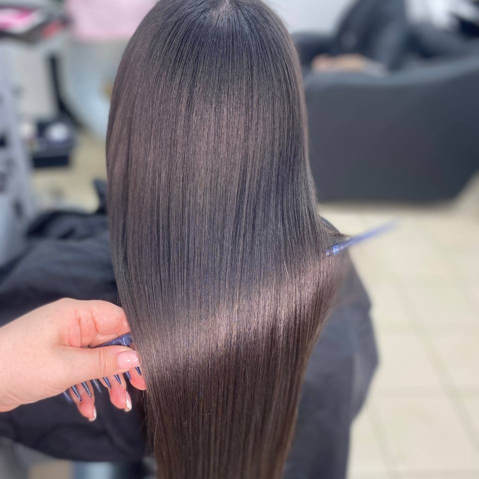 Кератиновое выпрямление длинные волосы (от 40 см.)стоимость расходного материала не входит в стоимость услуги.