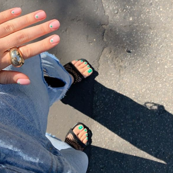 Комбо ( маникюр с покрытием гель + педикюр с покрытием- гель и обработкой стоп )