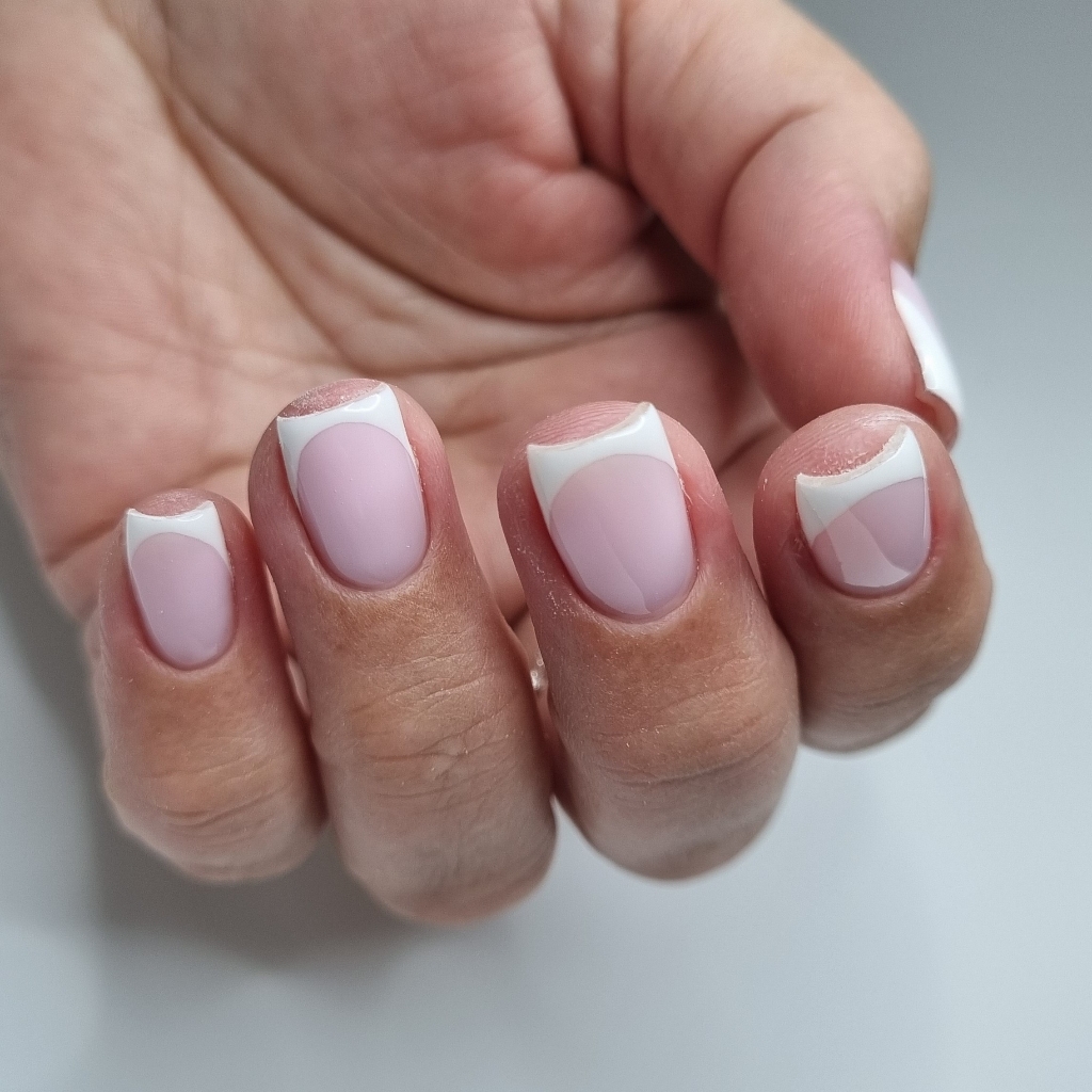 Френч с исправлением архитектуры всех ногтей.
Переход из овальная в квадрат (донарашивание углов) 2800р.