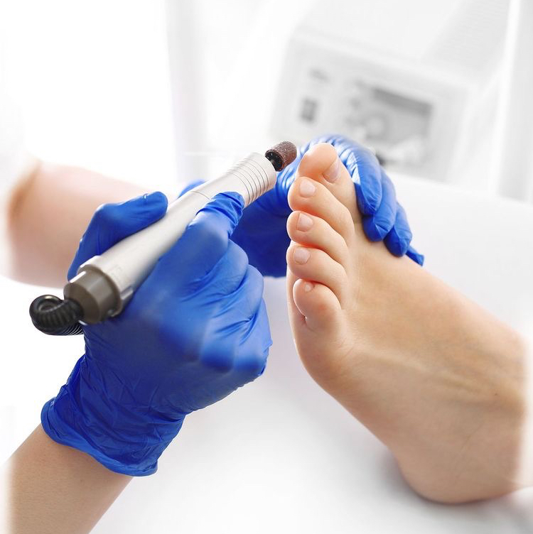 Гигиенический педикюр с покрытием гель лак.