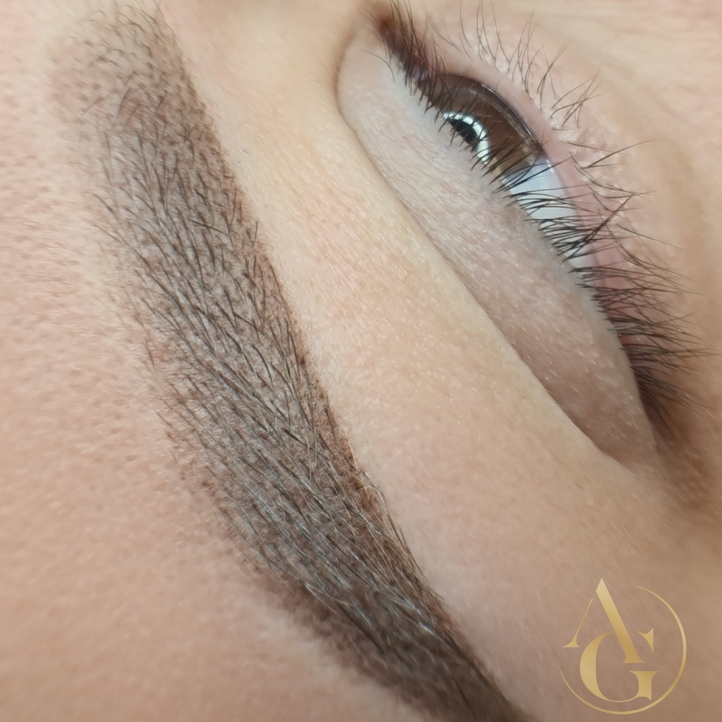 Коррекция перманентного макияжа бровей