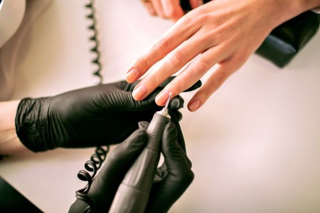 Маникюр без покрытия( входит снятие старого покрытия, опил формы, комби маникюр )