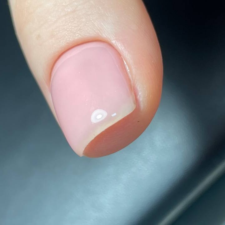 Маникюр с покрытием камуфлирующей базой