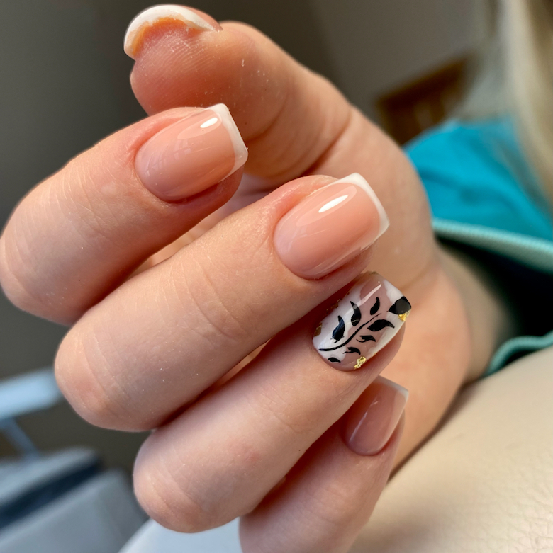 Комбинированный маникюр и покрытие гель-лаком с дизайном