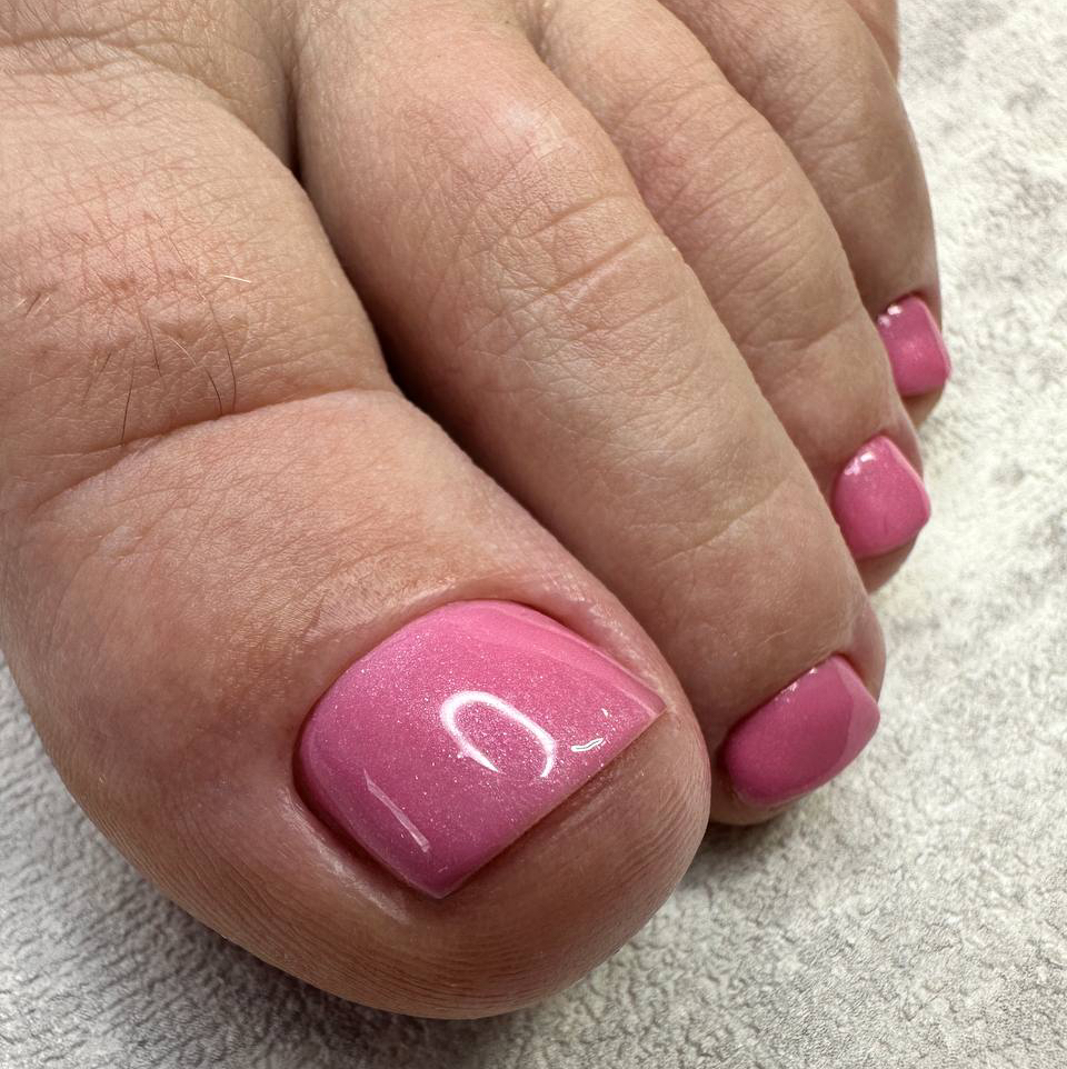 Педикюр Smart: обработка стоп препаратно аппаратным способом и пальцев с покрытием гель-лак