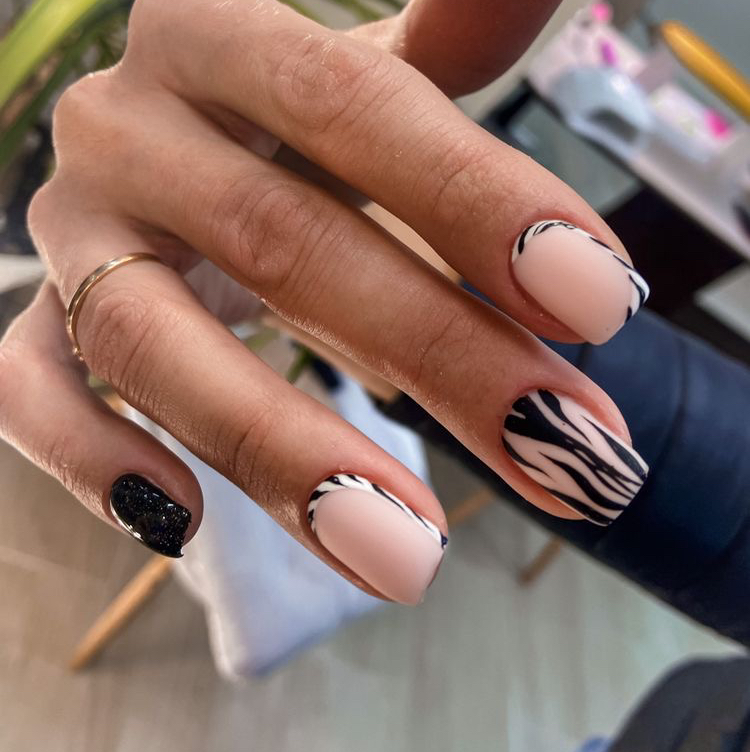 Маникюр с покрытием и дизайном