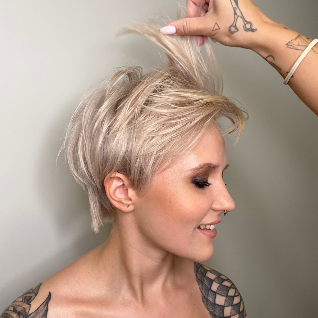 Тотал блонд , осветление Корней и тонирование короткая длина