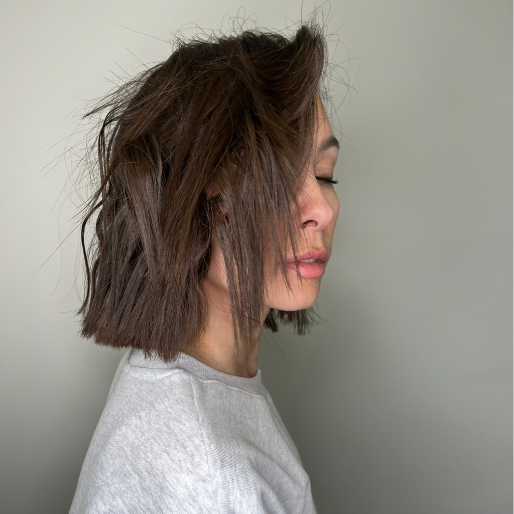 Однотонное окрашивание, корни средняя длина