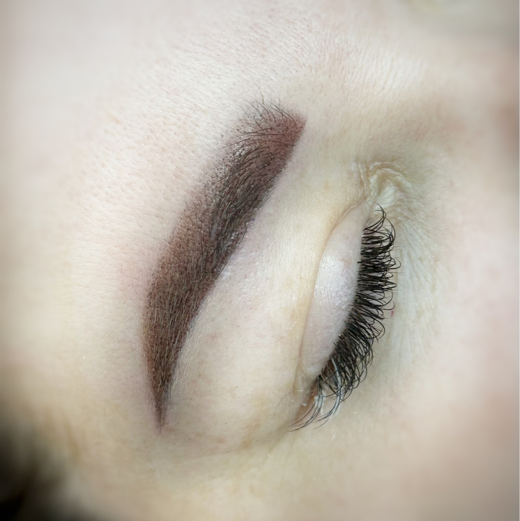 Перекрытие перманентного макияжа бровей