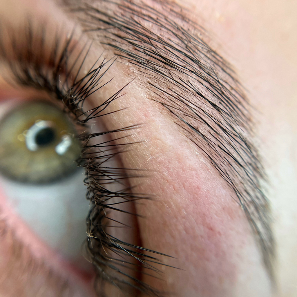 Коррекция бровей воском