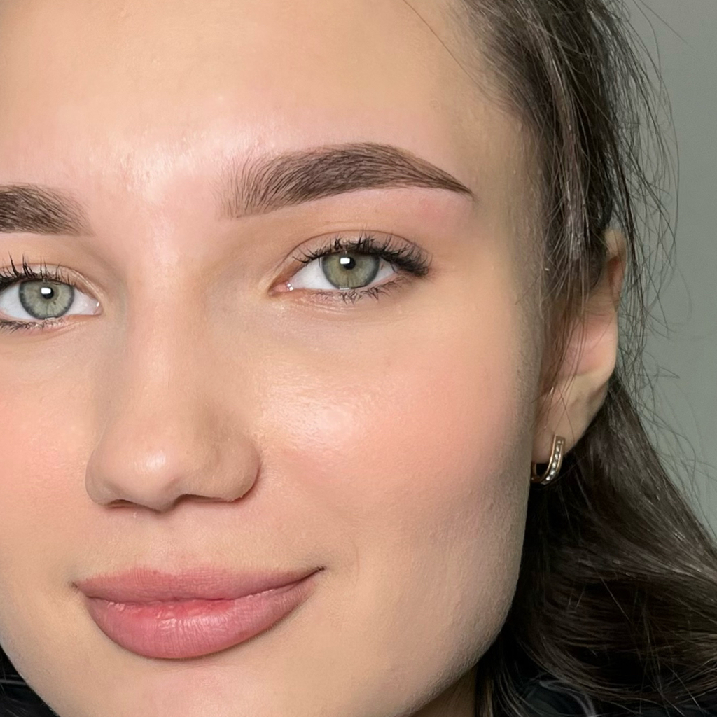 ОКРАШИВАНИЕ И КОРРЕКЦИЯ БРОВЕЙ