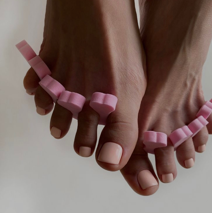 Педикюр с покрытием и с обработкой стопы