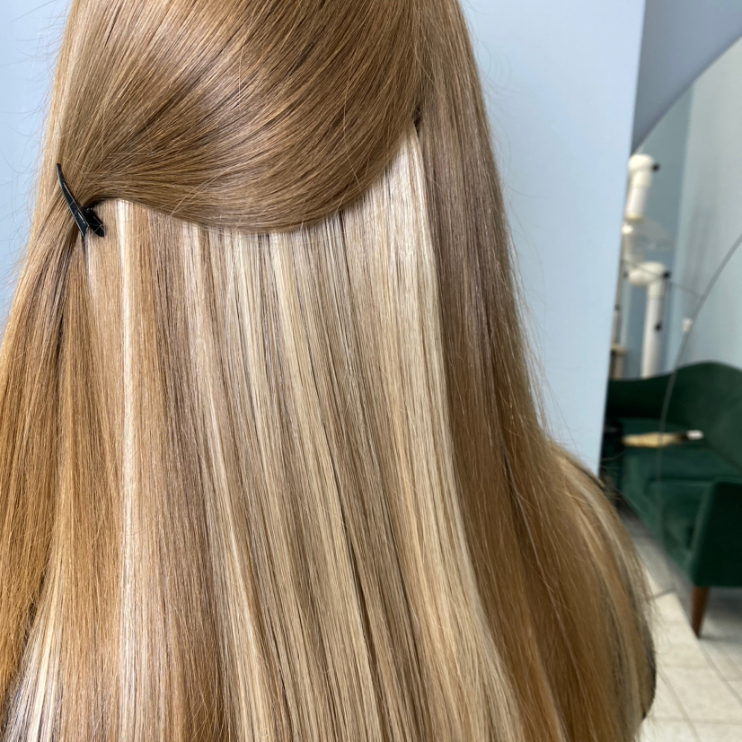 Цветные пряди на микрокосы