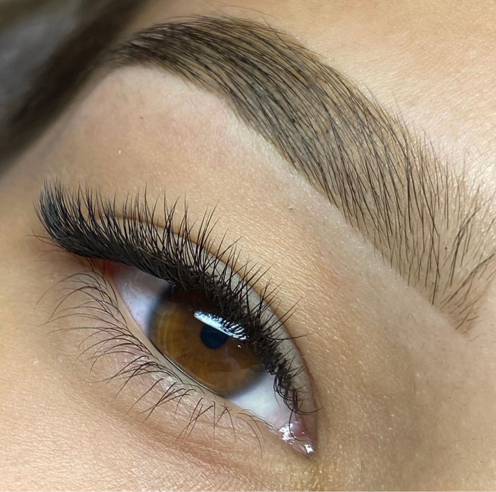 Наращивание ресниц классика
