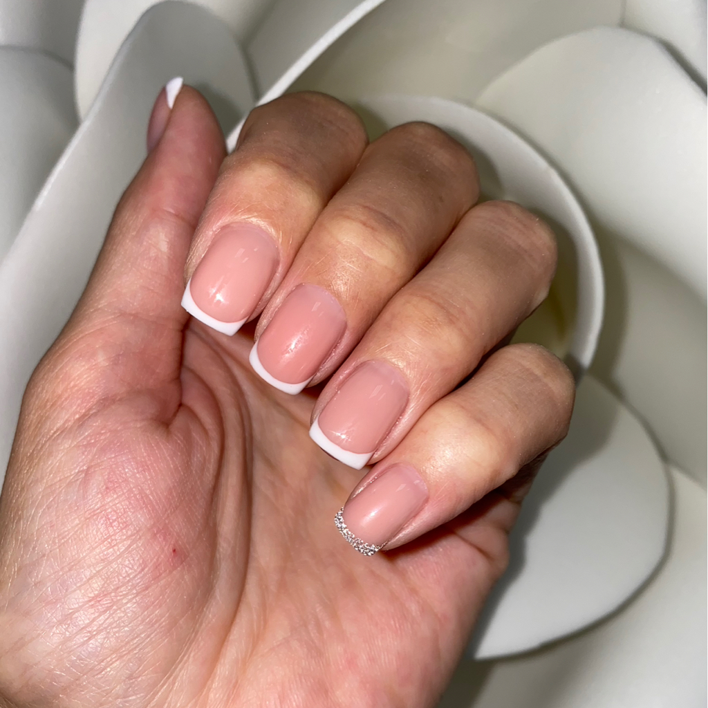 Маникюр с долговременным покрытием Френч