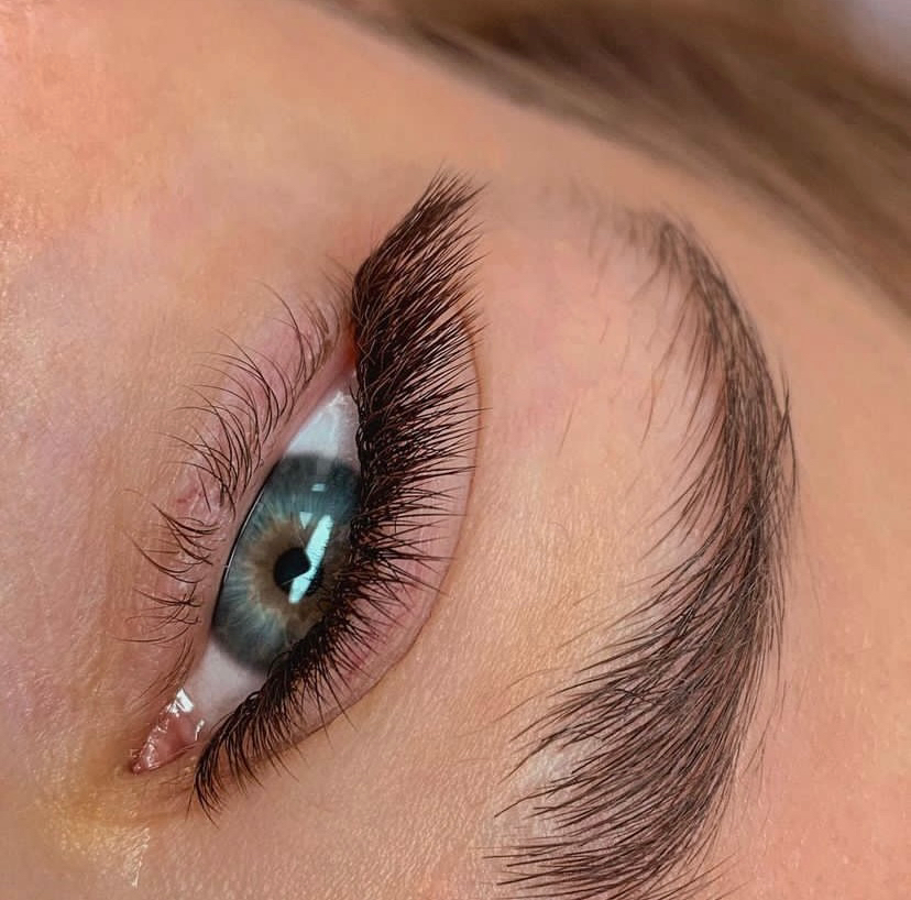 Наращивание ресниц 2,5D объём