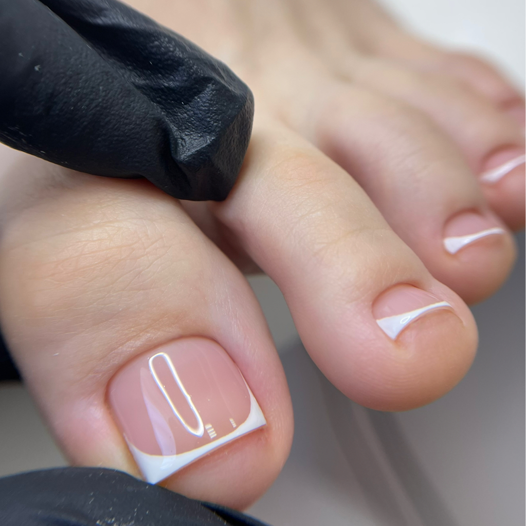 Педикюр с обработкой стоп и покрытием гель-лак