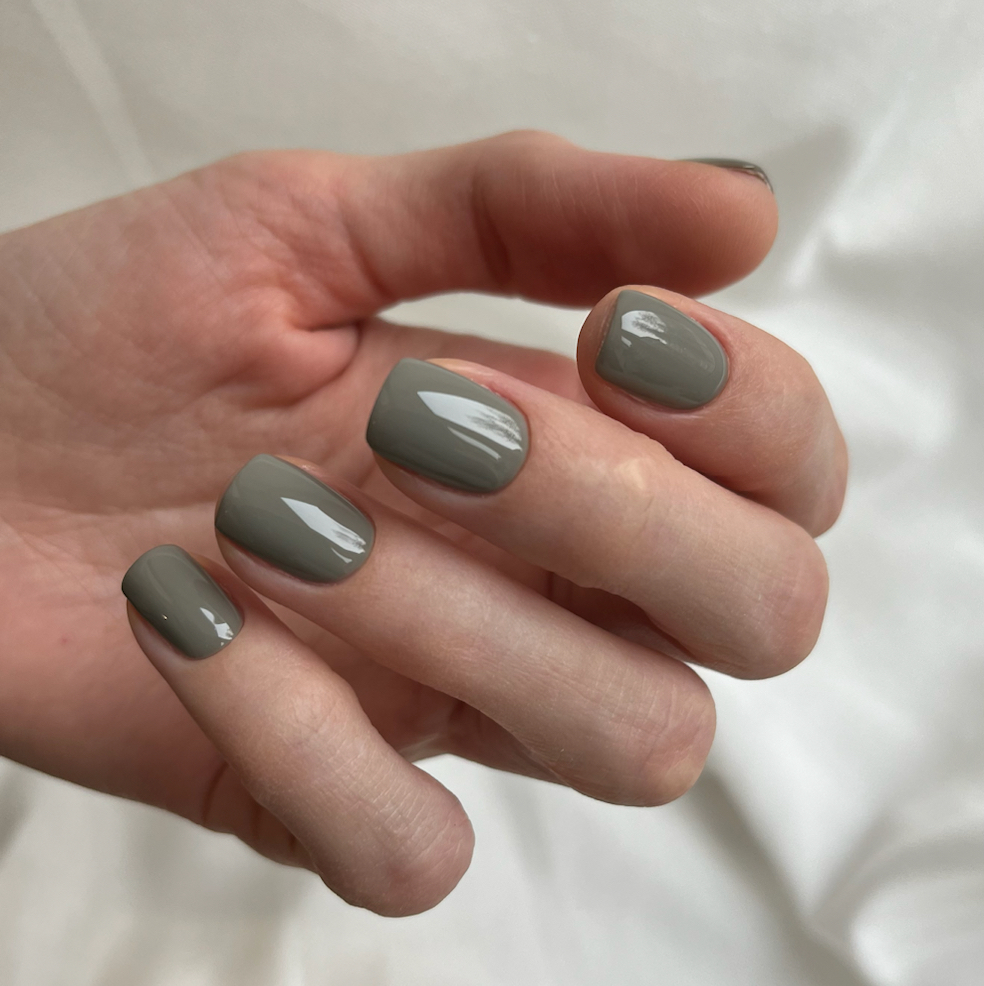 mood 1: маникюр + покрытие гель-лак (выравнивание ногтевой пластины и снятие гель-лака включены в стоимость)