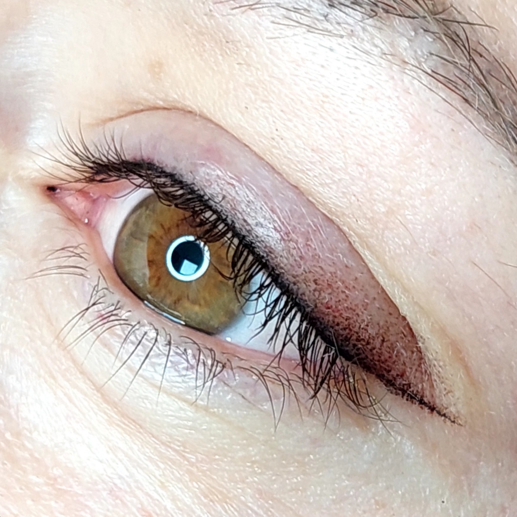 Перманентний макіяж Вуальна стрелочка з розтушовкою