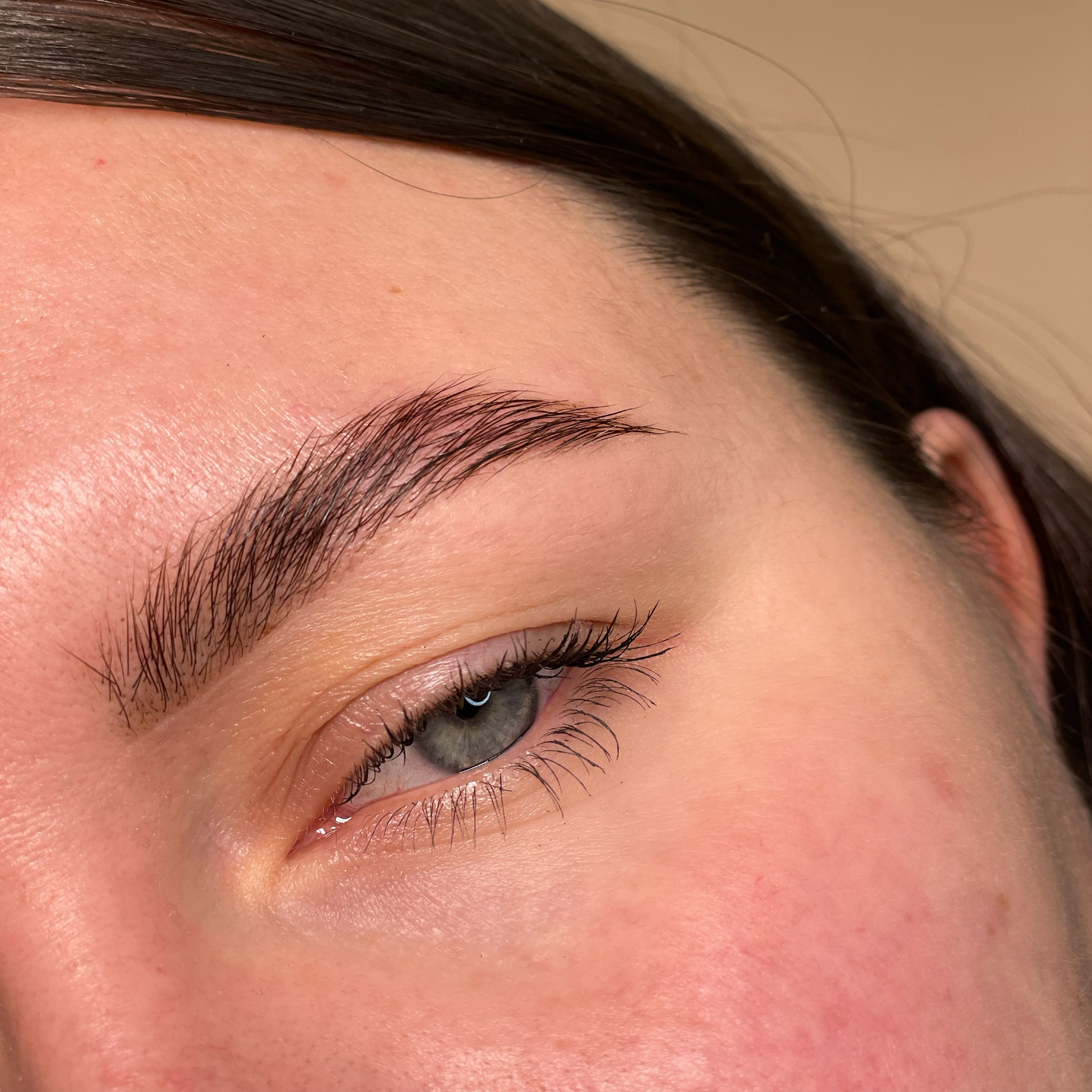 Коррекция бровей (поддержание существующей формы бровей путем удаления лишних волосков)