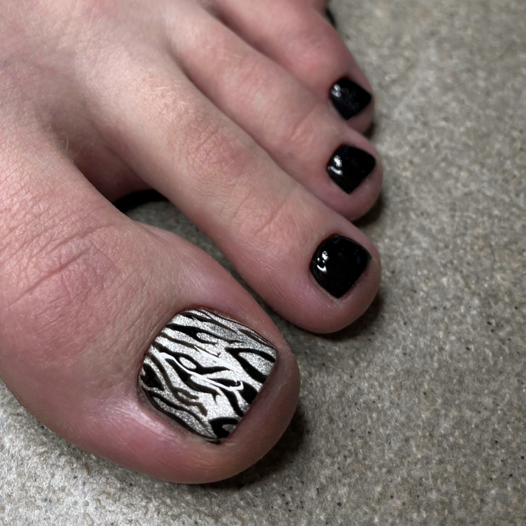 Педикюр с обработкой стоп и покрытием