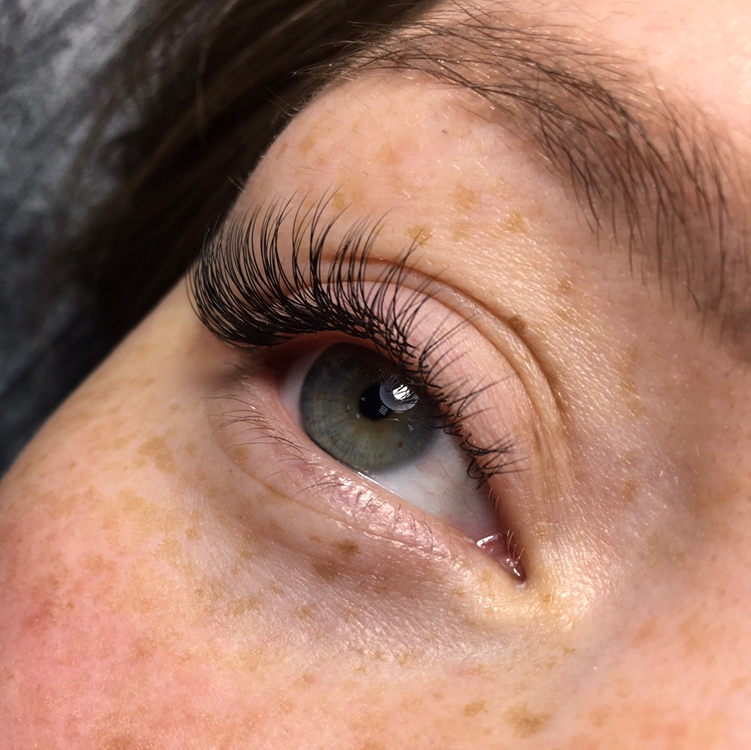 Наращивание ресниц классика