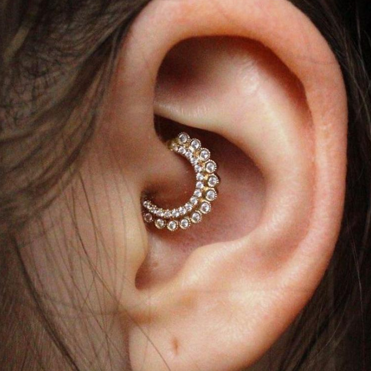 Прокол ушного хряща Дейс|Daith