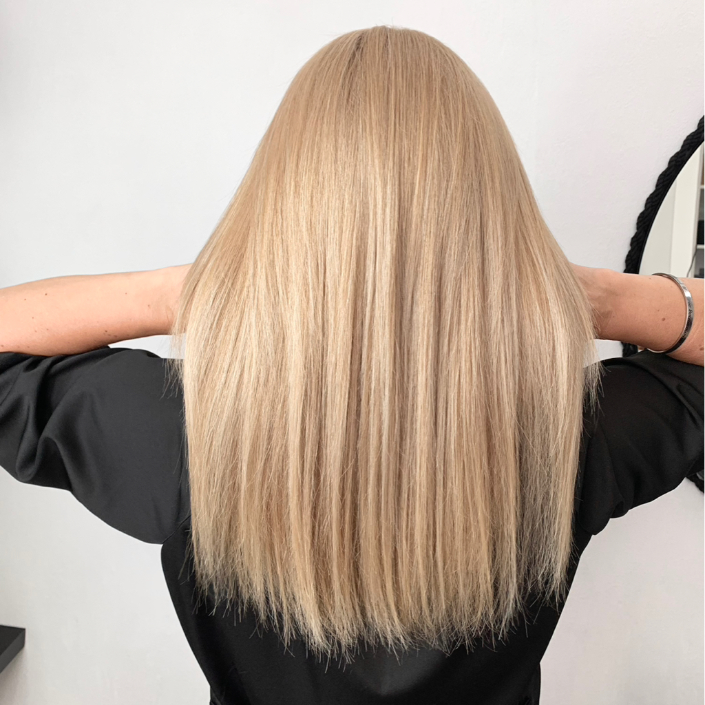 БЛОНДИРОВАНИЕ (осветление)корней + тонирование(если корни до 2.5 см) Цена от 8000-10000₽