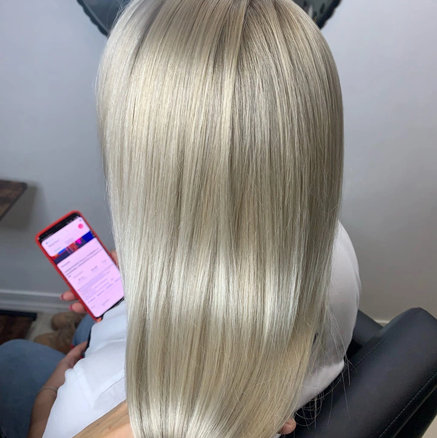 БЛОНДИРОВАНИЕ первично/или корни более 3 см. + тонирование Цена от 8000-12000₽