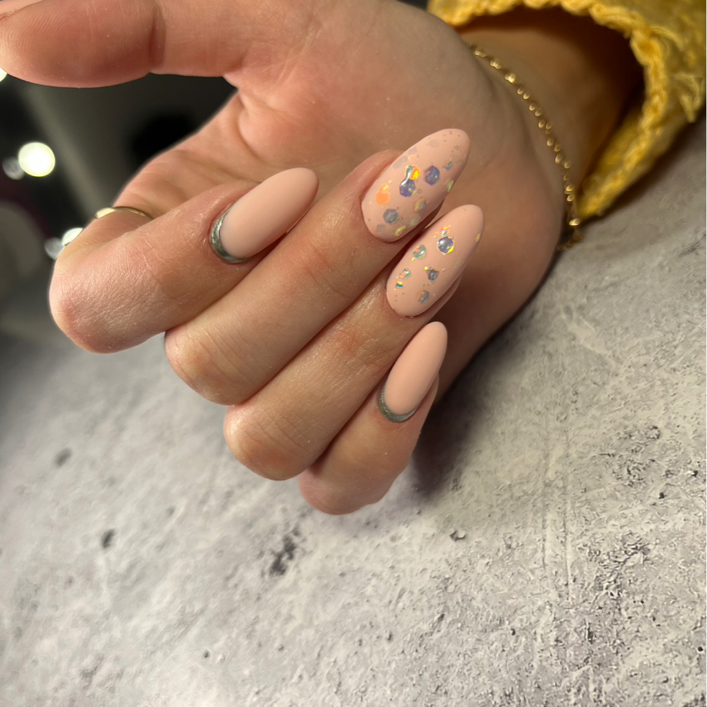 Наращивание ногтей с однотонным покрытием