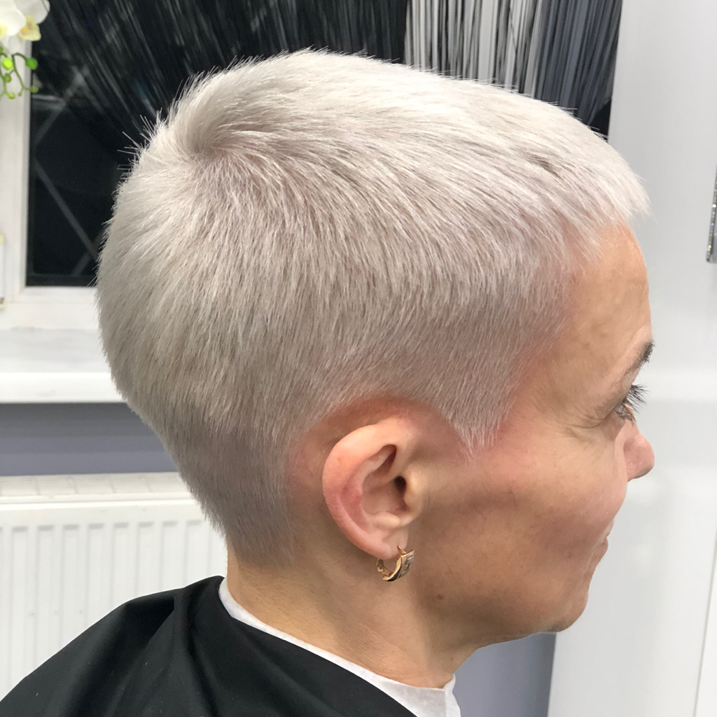 Обесцвечивание корней волос 1-1,5 см (с тонированием)