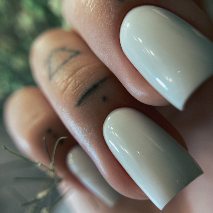 Manicure с покрытием в один тон