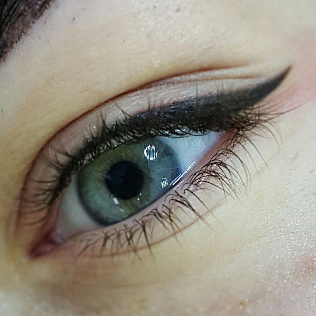 Перманентный макияж "стрелка " на верхнем веке